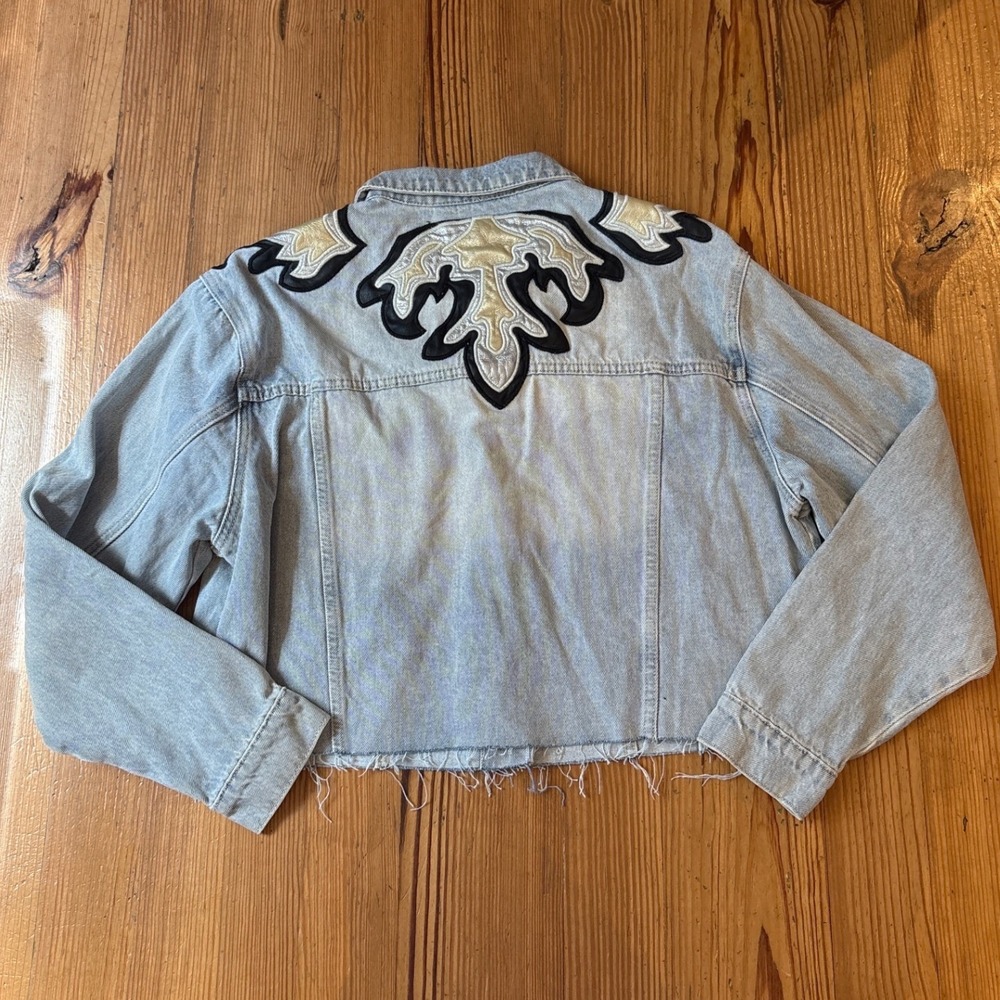Fashion Nova Denim Trucker Jacket Women Light Wash Western PU Patch NWT SIZE M - Picture 6 of 6